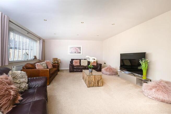 4 bed Detached for sale Image 11