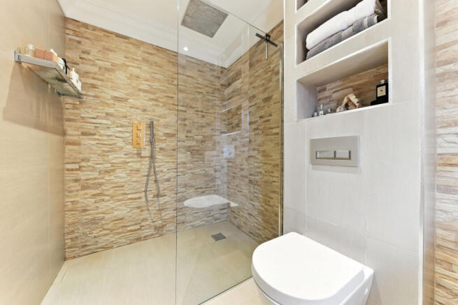 5 bed Detached for sale Image 10