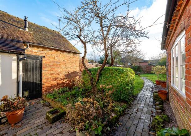 4 Church Road-gdn1.jpg