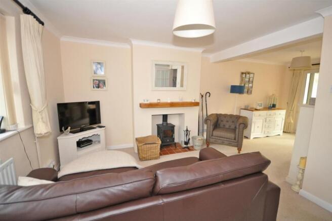 L-SHAPED LIVING ROOM