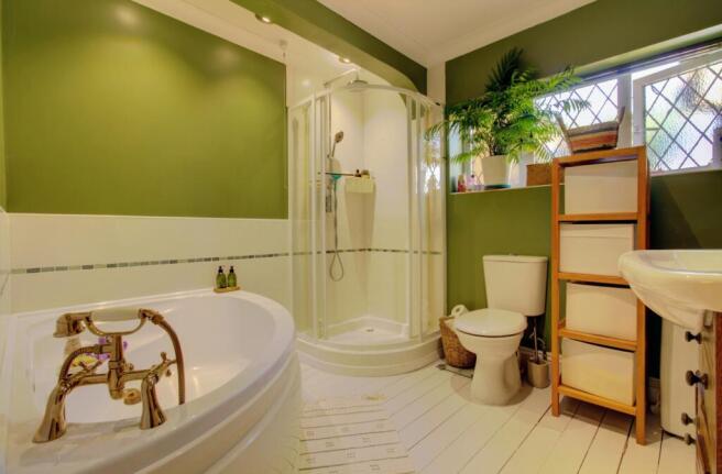 Bathroom - Villiers Road - Matt Clinton EweMove Ke