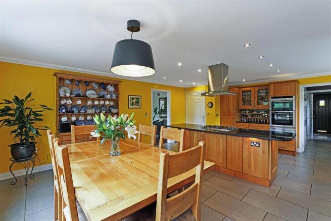 6 bed Detached for sale Image 4