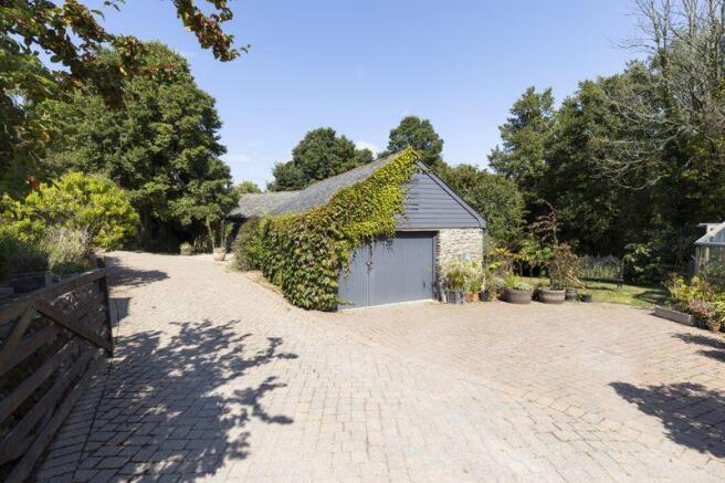 Garage/Workshop