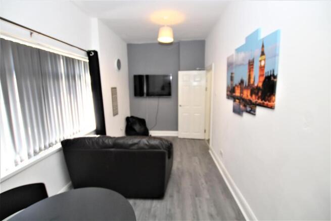 5 bed House to rent Image 4