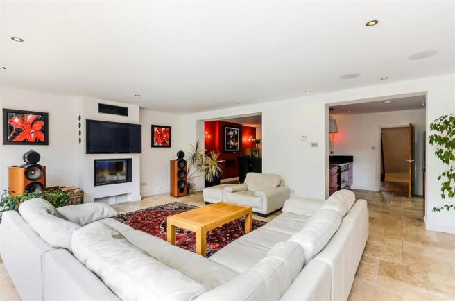 8306966-interior30.jpg