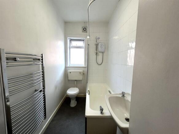 186 bathroom.jpg