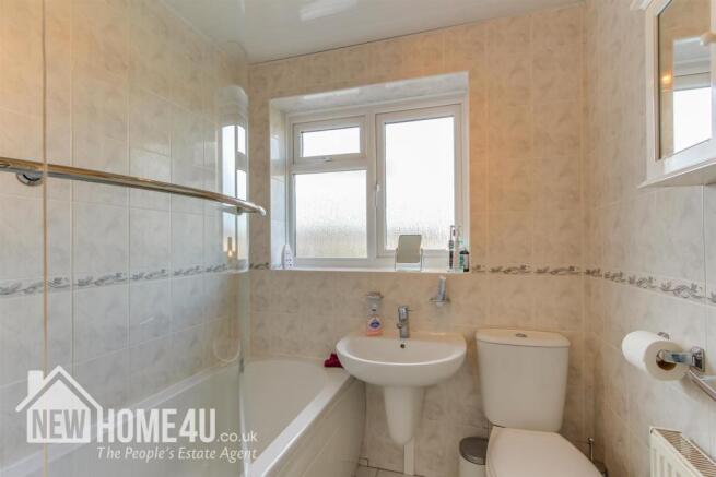 FAMILY BATHROOM: