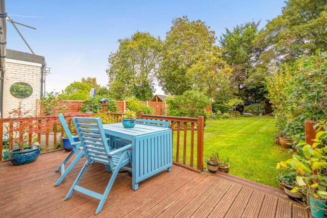 Four-Bedroom Family Home with Large Private Garden, Three-Car Driveway and Garage photo 3