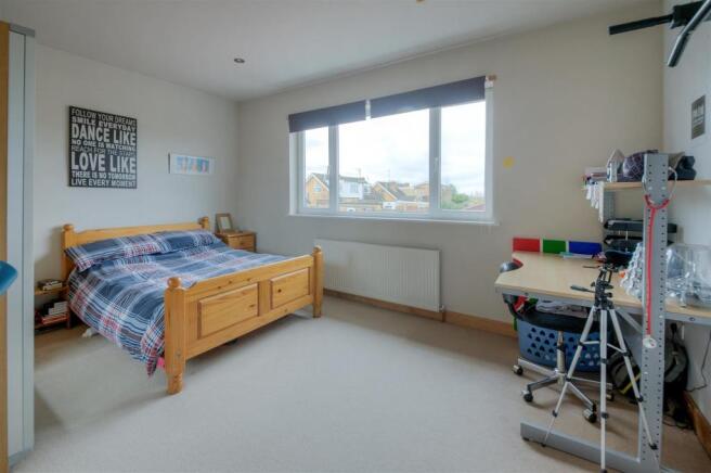 11 Bramley CloseHIGH-24.jpg