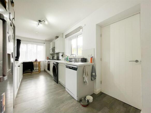 5 bed Detached to rent Image 11