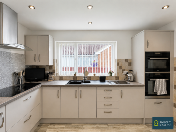 4 bed Detached for sale Image 3