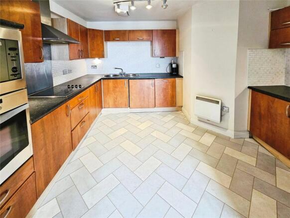 3 bed Flat for sale Image 7