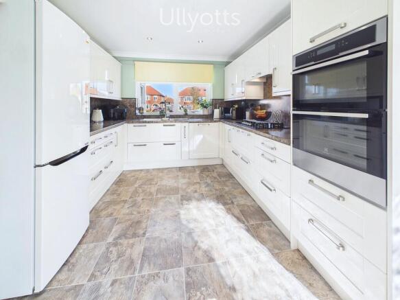 4 bed Detached Bungalow for sale Image 9
