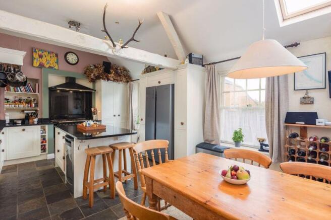 5 bed Detached for sale Image 5