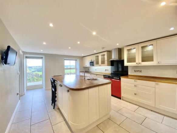 4 bed Detached for sale Image 6