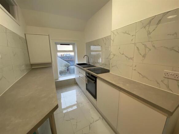 3, 252 Holton Road - kitchen.jpg