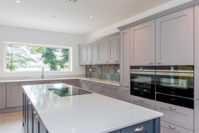 8313405-interior06.jpg