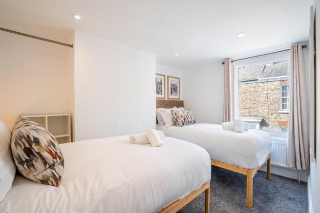 2 bed Terraced to rent Image 6