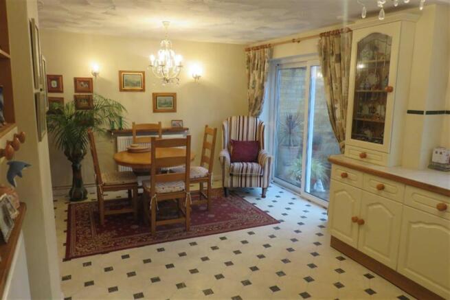 SPACIOUS DINING KITC