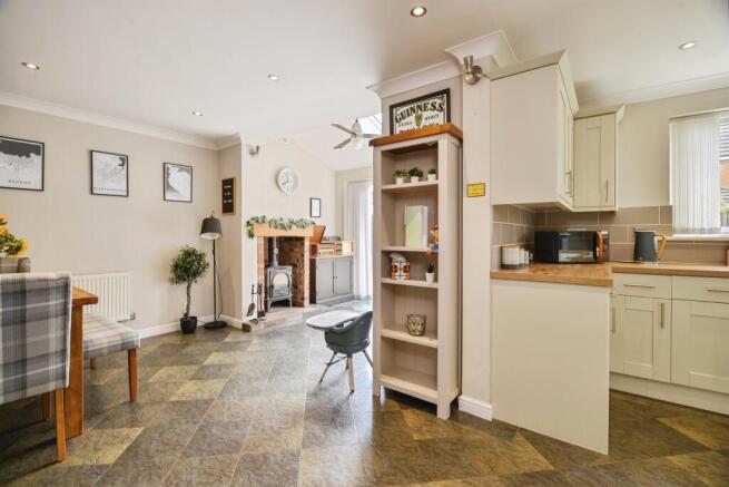 5 bed Detached for sale Image 5