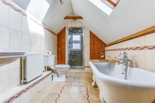 17 Bathroom.jpg