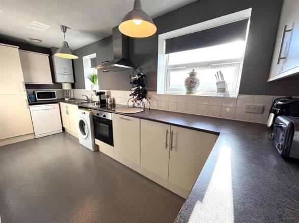 3 bed Semi-Detached for sale Image 6