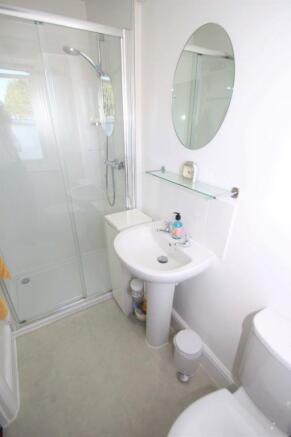 33 Wain a Long ensuite.jpg