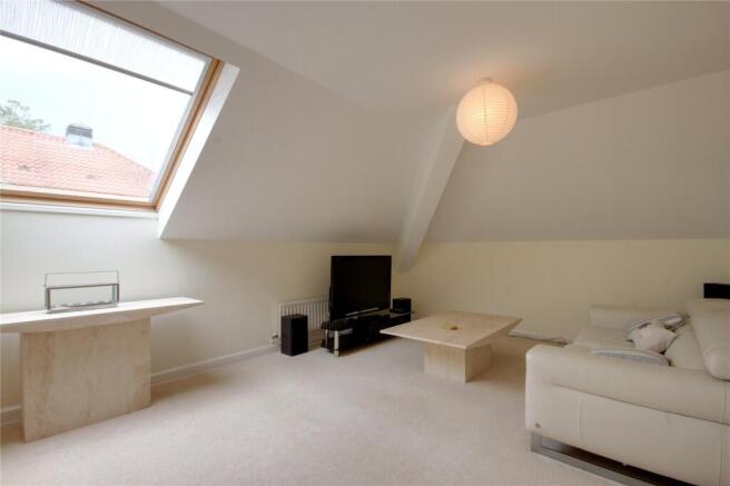 3 bed Flat to rent Image 12