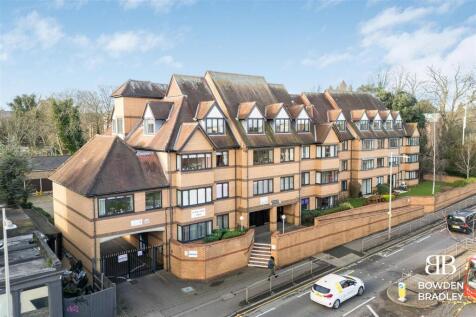 High Road, Manor Court Lodge, E18