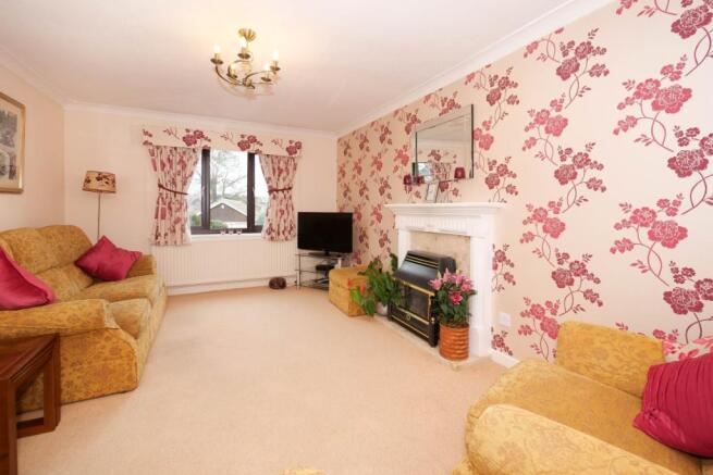 Lounge/Dining Area