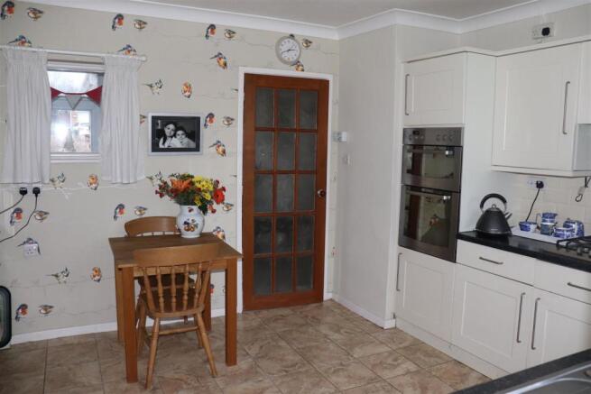 MODERN FITTED KITCHEN