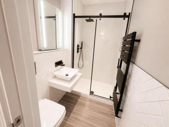 Bathroom - F2 33 Duke St -2026.jpg