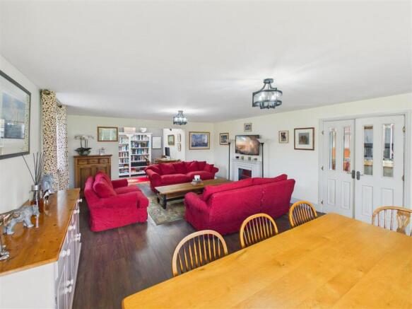 Lounge/Dining Room