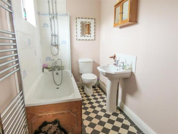Ensuite to Bed 2.JPG