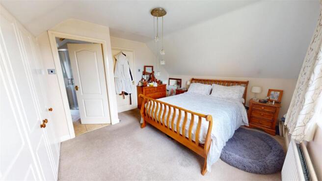 4 bed Detached for sale Image 9