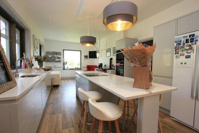 5 bed Detached for sale Image 8