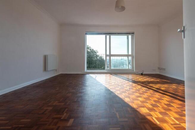 Flat 18 Belvedere Court small jpegs-13.jpg
