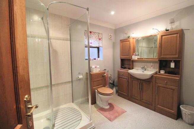 en-suite shower