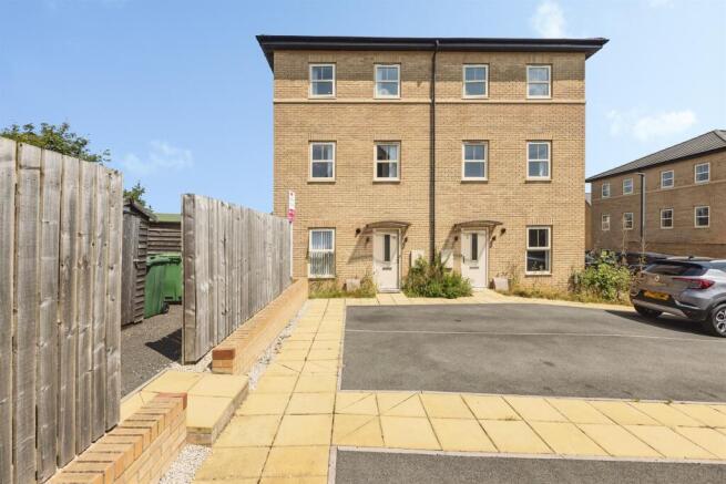 2 bed Semi-Detached for sale in pontefract