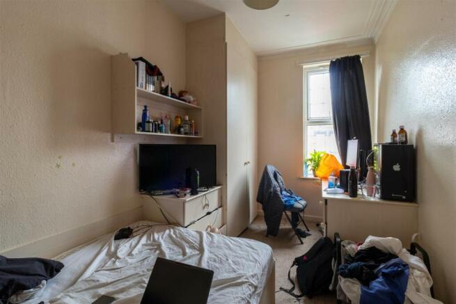 7 bed House to rent Image 5