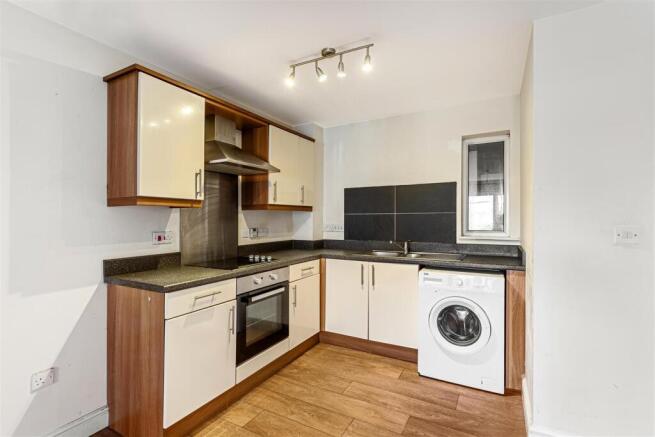 2 bed Apartment to rent Image 4