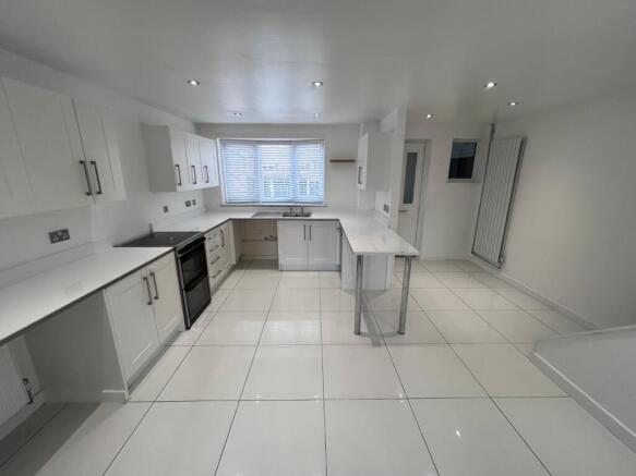 3 bed Terraced to rent Image 5