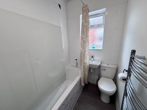 4 bed Semi-Detached to rent Image 10