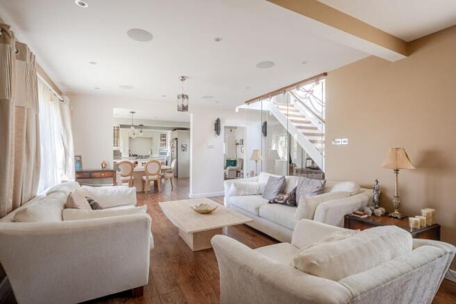 Milburn Walk, Epsom, KT18 photo 4