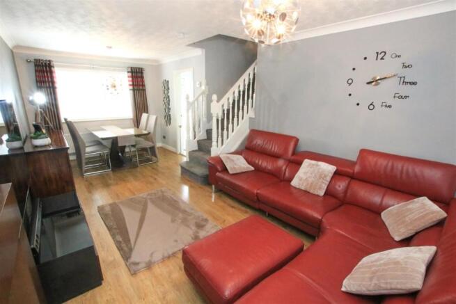 OPEN PLAN LIVING/ DINING ROOM