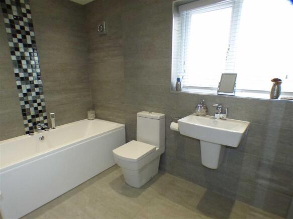 FAMILY BATHROOM