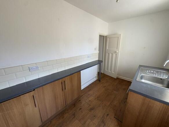 2 bed Terraced to rent Image 6