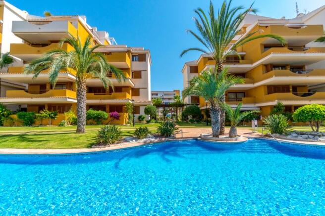LA ENTRADA 2 bed 2 bath apartment located in Punta Prima close to sea and amenities.