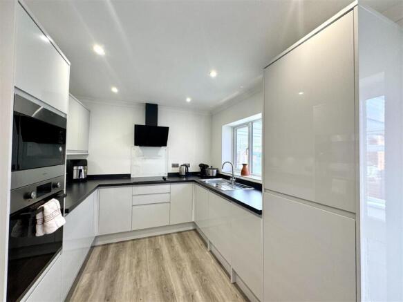 KITCHEN/BREAKFAST ROOM