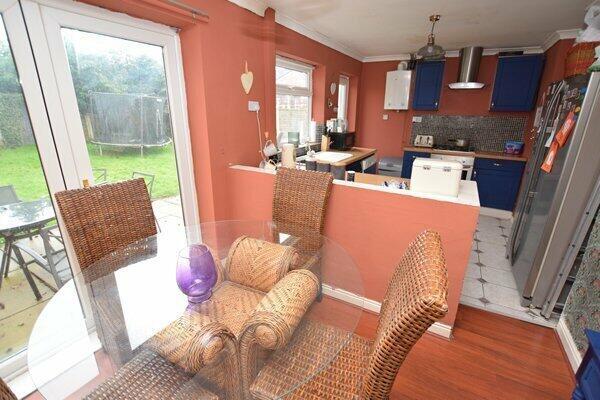 open plan kitchen & dining room